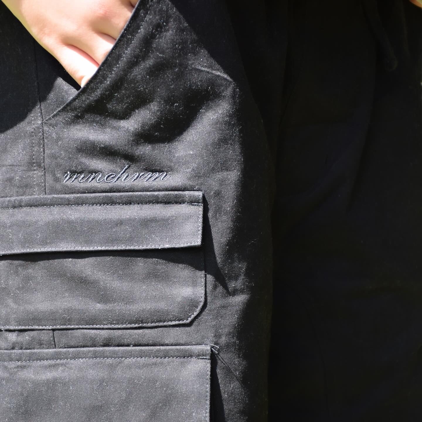 BLACK CARGO SHORTS